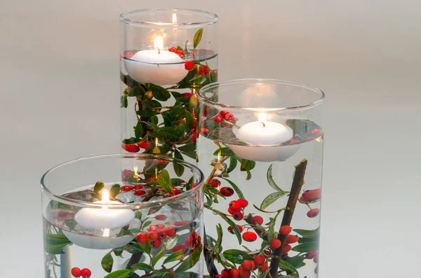 Brennende Kerzen Auf Wasser Schwimmend Einer Vase Voller Wasser Und — Stockfoto