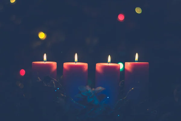 伝統的なお祝いのクリスチャンの雰囲気の4つの燃焼キャンドル — ストック写真