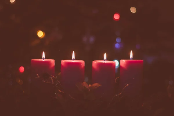 Quatro Velas Acesas Com Tradição Atmosfera Cristiana Festiva — Fotografia de Stock