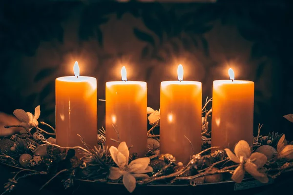 Quatro Velas Acesas Com Atmosfera Cristiana Festiva Tradicional Cheia Luz — Fotografia de Stock