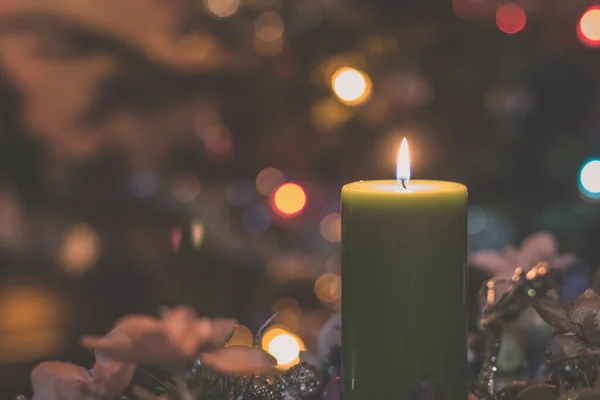 在圣诞节光彩夺目的气氛中点燃一支蜡烛 — 图库照片