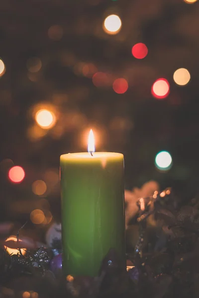 Une Bougie Allumée Dans Atmosphère Festive Brillante Noël — Photo