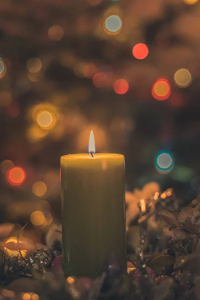 Uma Vela Acesa Atmosfera Festiva Brilhante Tempo Natal — Fotografia de Stock