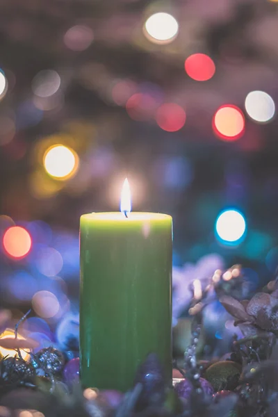 Uma Vela Acesa Atmosfera Festiva Brilhante Tempo Natal — Fotografia de Stock