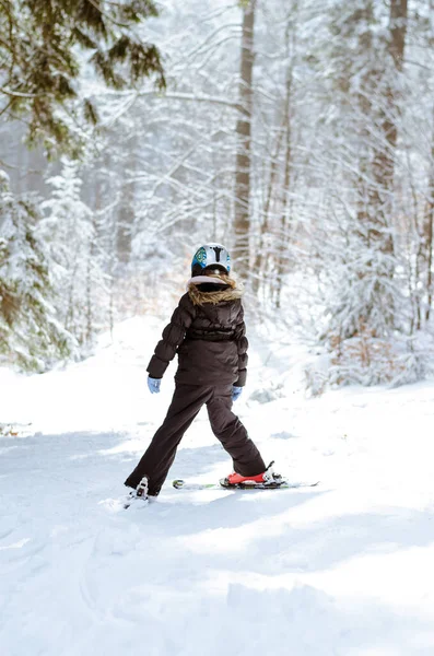 Pequena Criança Esqui Encosta Inverno Entre Árvores — Fotografia de Stock