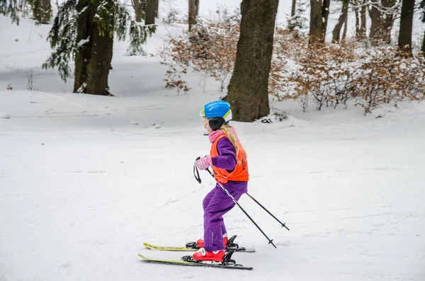 Маленький Ребенок Катается Лыжах Зимнем Склоне Среди Деревьев — стоковое фото