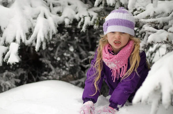 Urocza Dziewczyna Zimowym Lesie Ciesząc Się Śnieżną Atmosferą — Zdjęcie stockowe