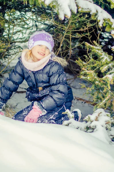 Bedårande Flicka Vinterskogen Njuter Snöig Atmosfär — Stockfoto