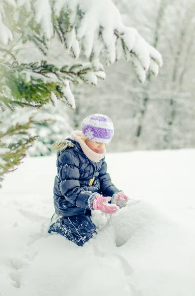 Bedårande Flicka Vinterskogen Njuter Snöig Atmosfär — Stockfoto