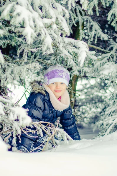 Chica Adorable Bosque Invierno Disfrutando Atmósfera Nevada — Foto de Stock