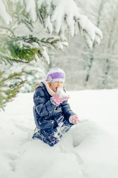 Bedårande Flicka Vinterskogen Njuter Snöig Atmosfär — Stockfoto