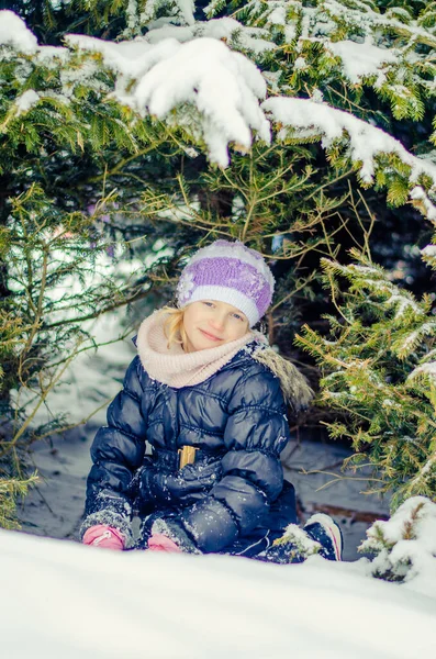 Chica Adorable Bosque Invierno Disfrutando Atmósfera Nevada — Foto de Stock