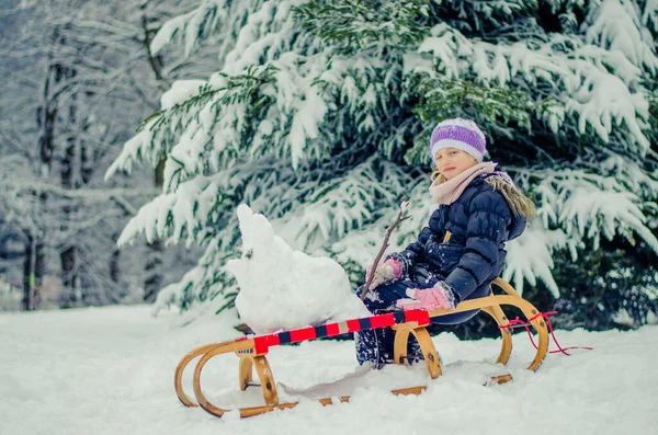 Kış Ormanındaki Sevimli Kız Karlı Atmosferin Tadını Çıkarıyor — Stok fotoğraf