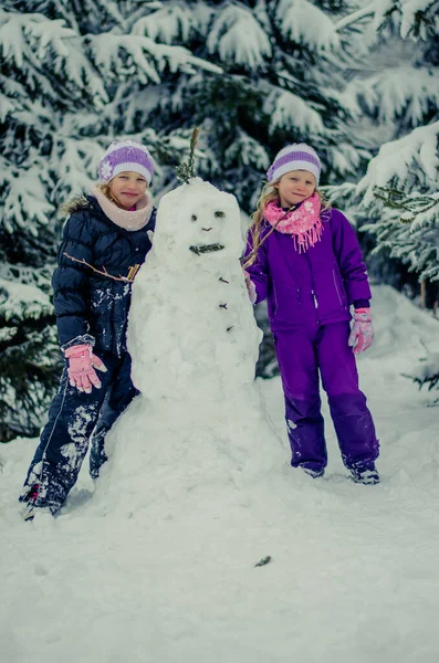 Två Vackra Flicka Som Har Kul Med Snögubbe Vinterskogen — Stockfoto