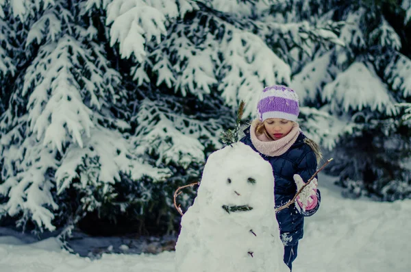 Hermosa Chica Divirtiéndose Con Muñeco Nieve Invierno Bosque — Foto de Stock