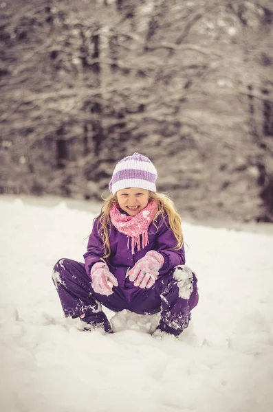 Entzückendes Blondes Mädchen Hat Spaß Schlitten Der Winterlichen Landschaft — Stockfoto