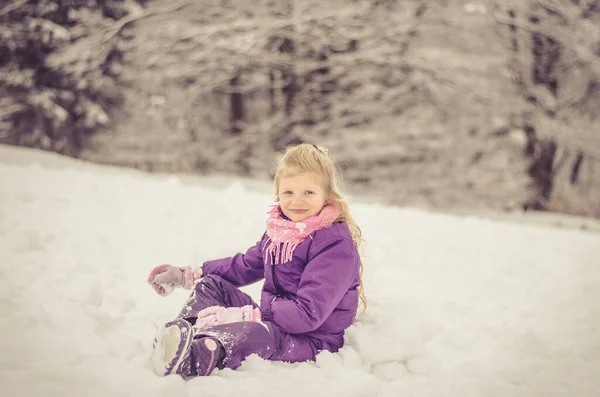 Adorable Chica Divirtiéndose Trineo Invierno Campo Arriba Abajo Volverse Loco — Foto de Stock