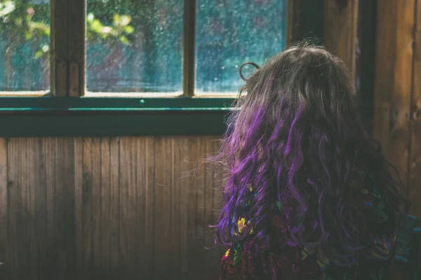 Прелестная Улыбающаяся Счастливая Девушка Длинными Светлыми Волосами Фиолетовой Смертью Сидящая — стоковое фото