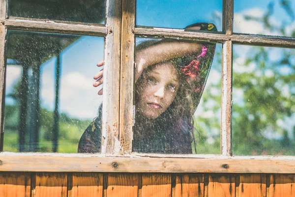 Nettes Mädchen Isoliert Hinter Dem Fenster — Stockfoto