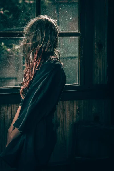 Foto Cênica Menina Loira Bonita Vestido Preto Olhando Através Janela — Fotografia de Stock