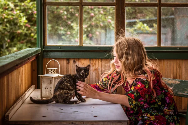 Adorable Adolescente Rubia Colorido Vestido Por Ventana Jugando Con Gato — Foto de Stock