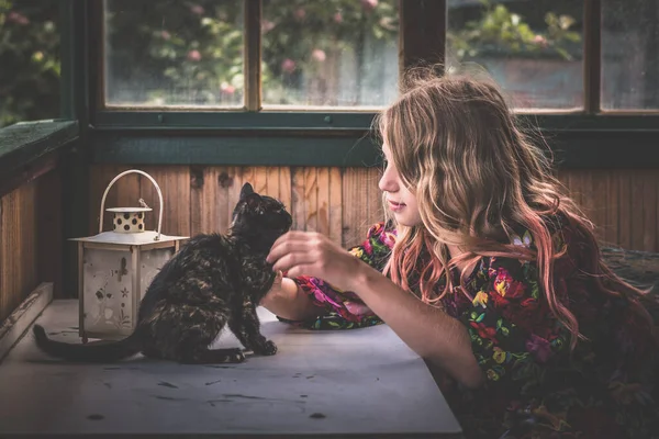 Adorable Adolescente Rubia Colorido Vestido Por Ventana Jugando Con Gato —  Fotos de Stock