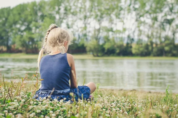 소녀는 초원에서 연못을 — 스톡 사진