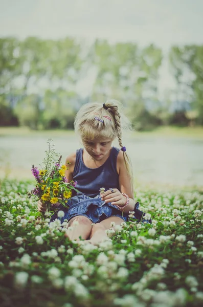 Чарівна Чарівна Блондинка Сидить Зеленому Квітковому Лузі Купою Диких Квітів — стокове фото