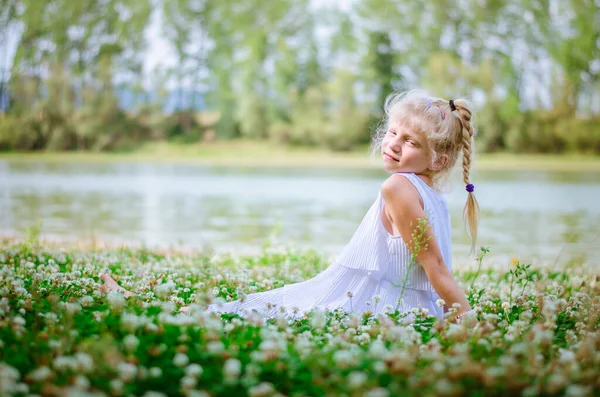 Adorável Encantadora Menina Loira Sentada Prado Floral Verde Desfrutando Tarde — Fotografia de Stock