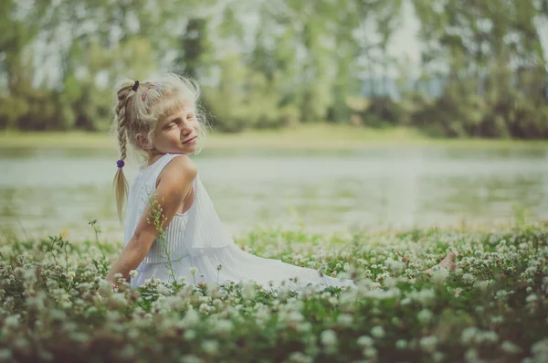 Rozkošné Okouzlující Blond Dívka Sedí Zelené Květinové Louce Těší Slunečné — Stock fotografie