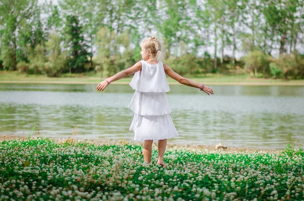 Adorável Encantadora Menina Loira Divertindo Prado Floral Verde Desfrutar Verão — Fotografia de Stock