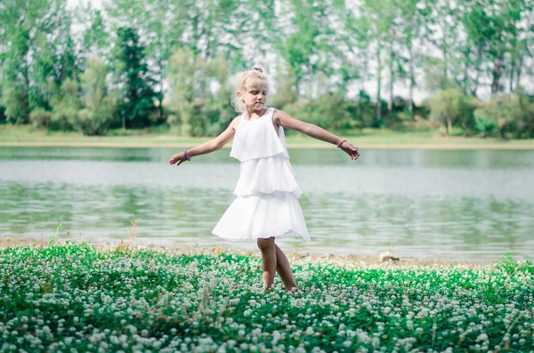 Bedårande Charmig Blond Flicka Som Har Kul Grön Blomsteräng Och — Stockfoto