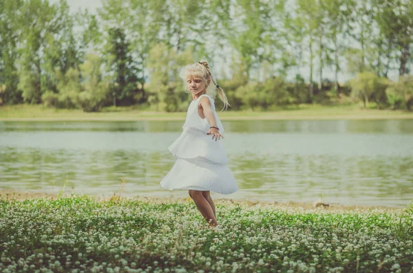 Adorable Charmante Fille Blonde Amuser Dans Prairie Florale Verte Profiter — Photo