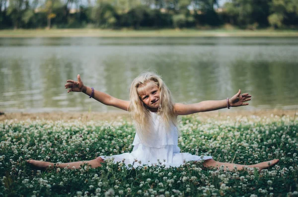 Adorable Child Sitting Grass White Flowers Pond Relaxing — Stock Photo, Image