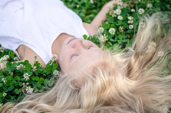 Flicka Med Långt Blont Hår Ligger Grön Klöver Gräs Med — Stockfoto