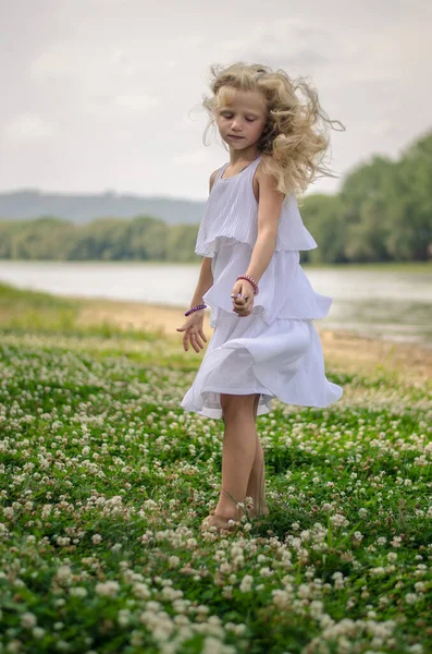 Menina Adorável Com Cabelo Loiro Longo Vestido Branco Dançando Prado — Fotografia de Stock