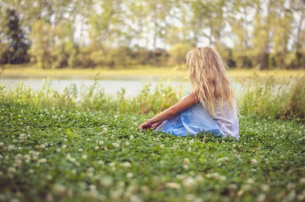 Entzückendes Mädchen Mit Langen Blonden Haaren Sitzt Grünen Klee Blumenwiese — Stockfoto