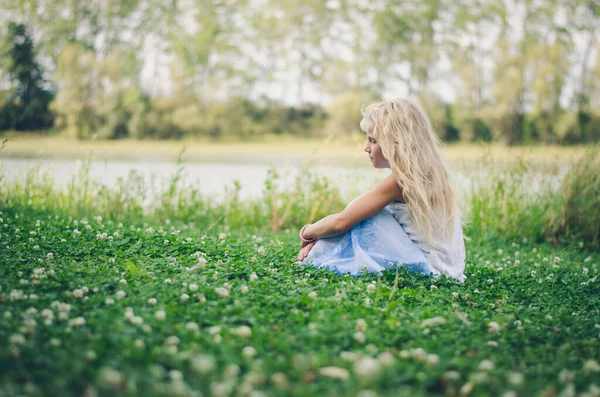 Menina Adorável Com Cabelo Loiro Longo Sentado Prado Floral Trevo — Fotografia de Stock