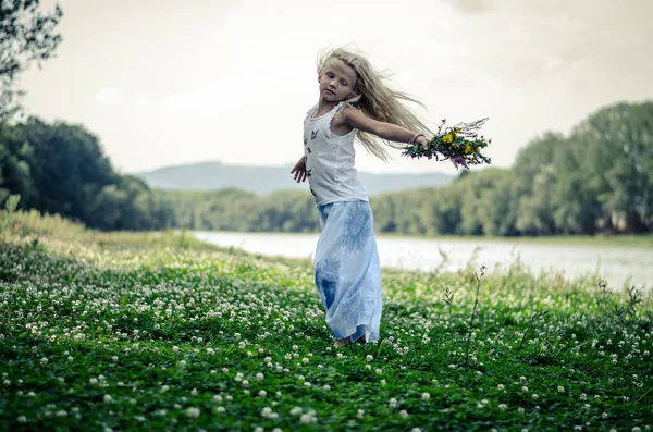 Rozkošná Dívka Dlouhými Blond Vlasy Tančí Zelené Květinové Louce — Stock fotografie