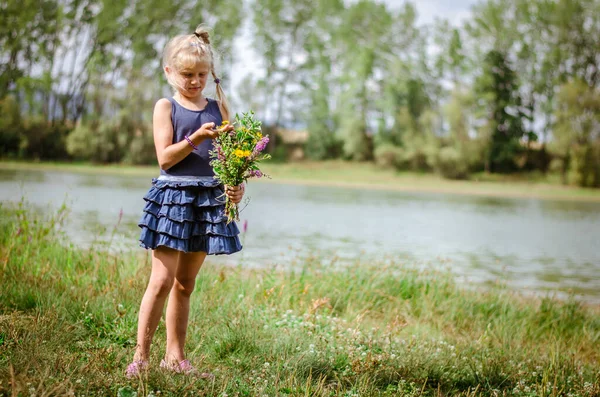 Kleines Blondes Mädchen Mit Blumenstrauß Teich Auf Der Grünen Sommerwiese Stockbild