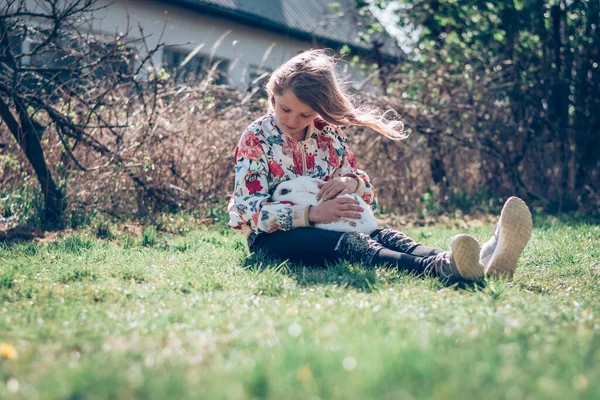 Niña Sentada Hierba Abrazando Una Mascota Blanca Esponjosa —  Fotos de Stock