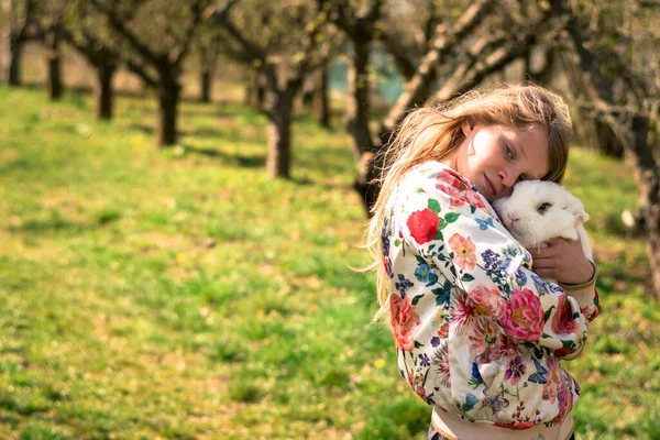 Маленька Дівчинка Сидить Траві Обіймає Білого Пухнастого Кролика — стокове фото