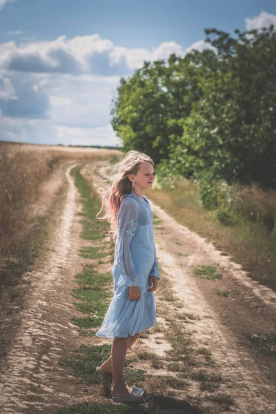 Mädchen Mit Langen Blonden Haaren Wartet Auf Dem Land — Stockfoto