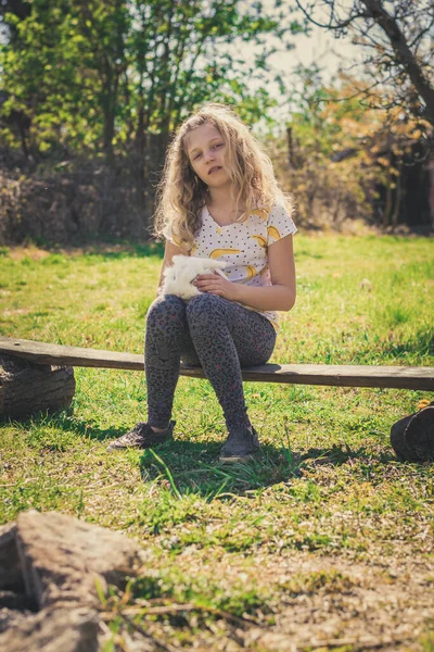 Bella Adolescente Con Selvatici Ricci Lunghi Capelli Biondi Abbracciando Coniglio — Foto Stock