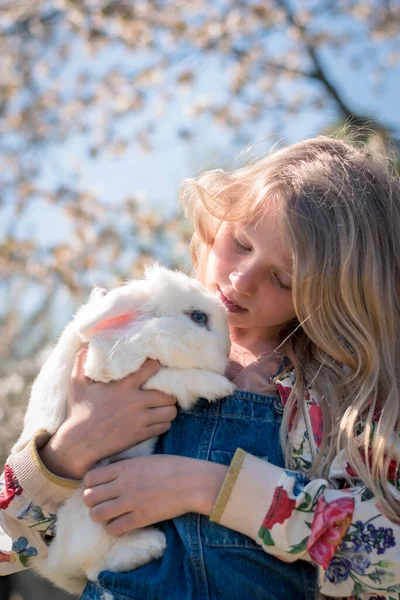 Uzun Sarı Saçlı Sevimli Kız Beyaz Paskalya Tavşanına Sarılıyor — Stok fotoğraf
