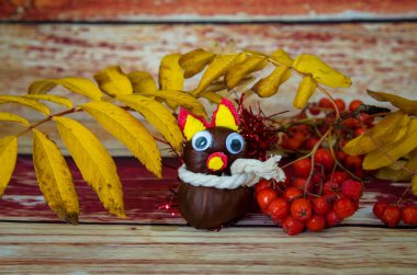 Mavi arka planda kestane rengi tilki figürleriyle mutlu yaratıcı zamanlar