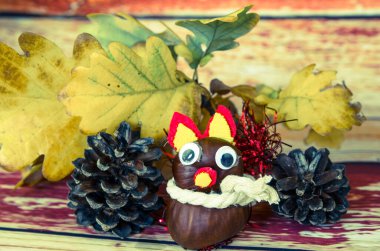 Mavi arka planda kestane rengi tilki figürleriyle mutlu yaratıcı zamanlar