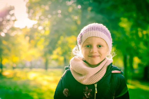 Kind Mit Gelbem Kastanienblatt Der Hand Nebliger Herbstlicher Atmosphäre — Stockfoto