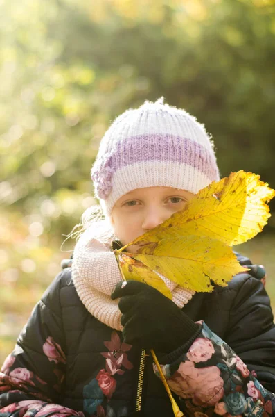 Kind Met Geel Kastanjeblad Hand Mistige Herfstsfeer — Stockfoto