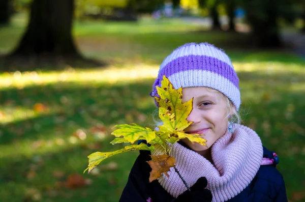 Kind Met Geel Kastanjeblad Hand Mistige Herfstsfeer — Stockfoto